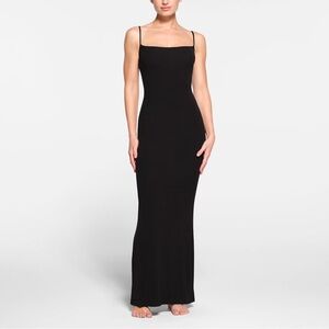 SKIMS SOFT LOUNGE
LONG MV SLIP MAXI DRESS BLACK SIZE: S
